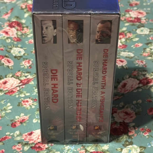 📼 DIE HARD _ SPECIAL EDITION TRILOGY Sealed, unopened VHS tapes. Movies 🍿 💫 - Picture 5 of 7
